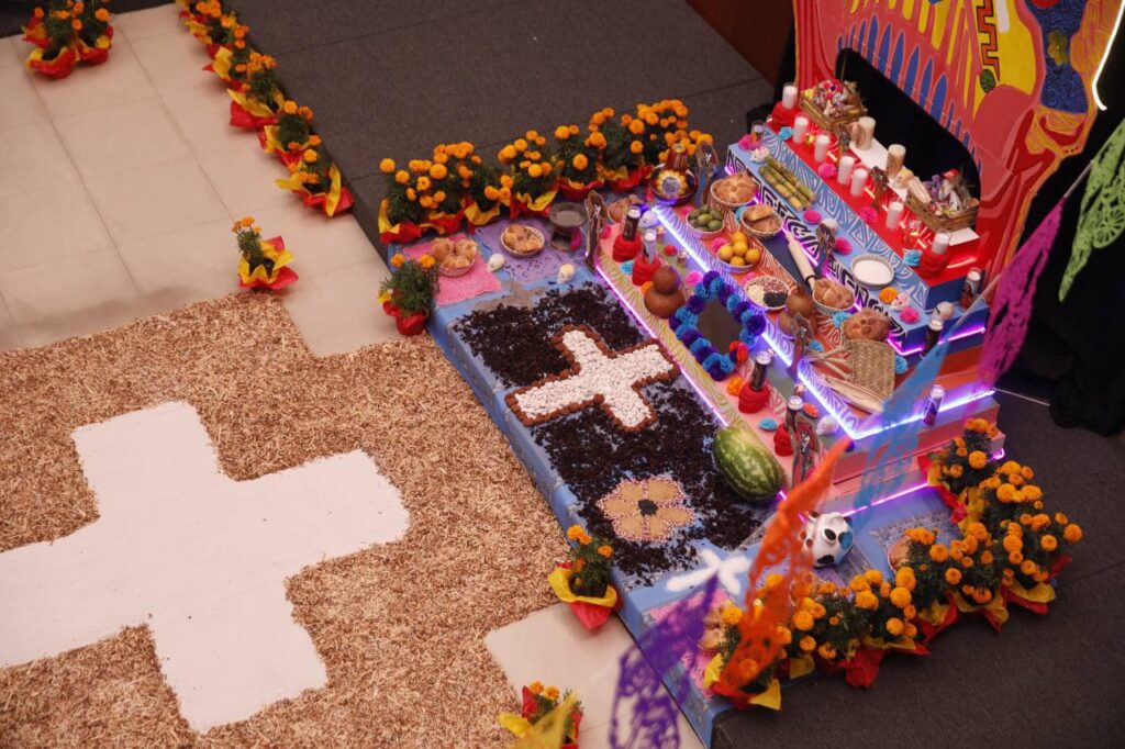 Nuestro altar de Día De Muertos en la Casa del Pueblo quedó listo.