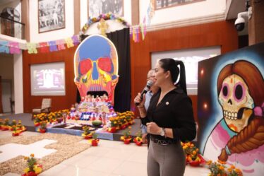 Nuestro altar de Día De Muertos en la Casa del Pueblo quedó listo.