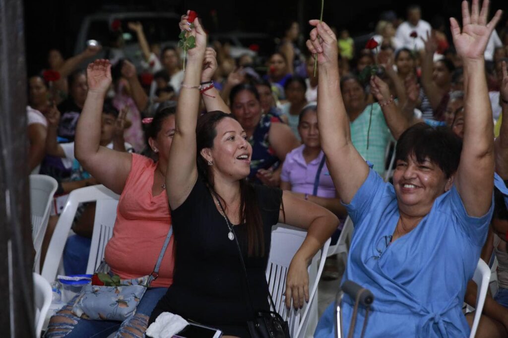 Se dice mamá, pero se pronuncia: ¡la mujer más valiosa del mundo! 
Bondad, resiliencia, entrega y cariño son solamente algunos calificativos que nuestras bellas mamás poseen.
Ayer en Las Varas, en Compostela, tuve el honor de convivir con cientos de ellas y el resultado fue una bella tarde de alegría, risas y muchas sorpresas para todas. 
Todo mi reconocimiento a las mamás nayaritas, legado de amor y fuerza.