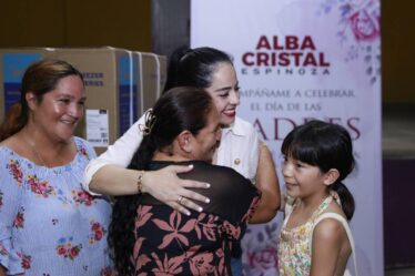 Se dice mamá, pero se pronuncia: ¡la mujer más valiosa del mundo! Bondad, resiliencia, entrega y cariño son solamente algunos calificativos que nuestras bellas mamás poseen. Ayer en Las Varas, en Compostela, tuve el honor de convivir con cientos de ellas y el resultado fue una bella tarde de alegría, risas y muchas sorpresas para todas. Todo mi reconocimiento a las mamás nayaritas, legado de amor y fuerza.