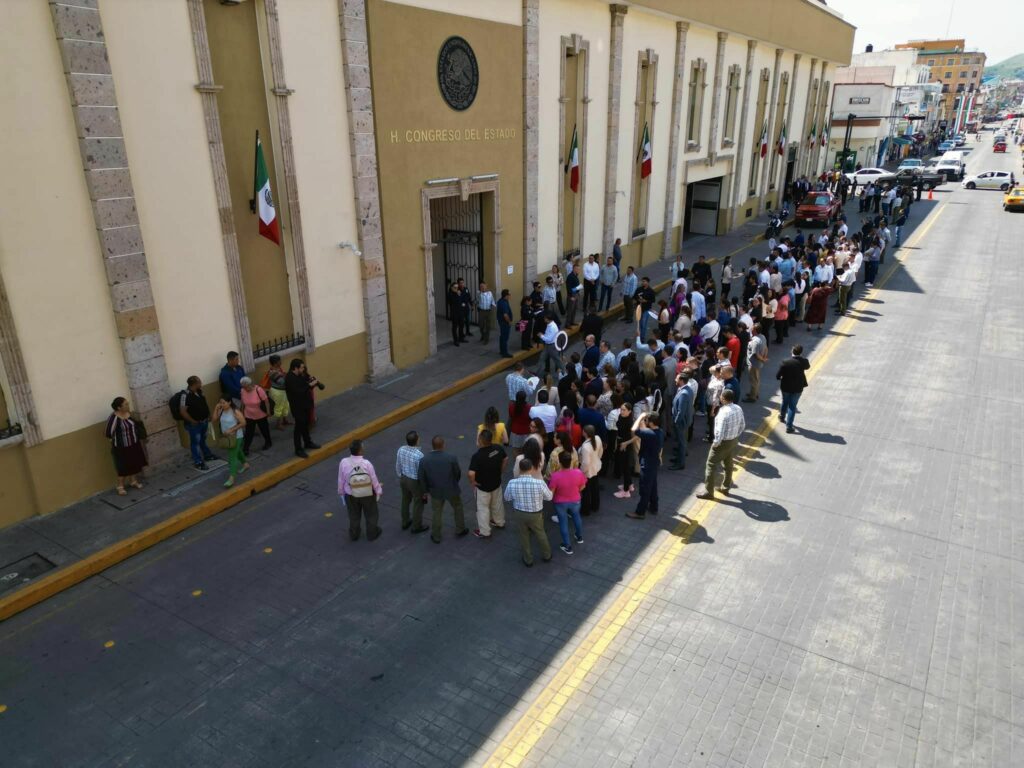 Nuestras emociones se entrelazan con el recuerdo de ese día que cambió para siempre a nuestro país y para cientos de familias; con respeto y tristeza recordamos a quienes lamentablemente perdieron la vida en los sismos de 1985 y 2017. Hoy recordamos como héroes y con gratitud a quienes ayudaron en ese momento de necesidad. Nuestro pueblo y país es más grande que cualquier adversidad, siempre lo hemos demostrado. 
En la Casa del Pueblo llevamos a cabo el simulacro, acción de prevención esencial para garantizar la seguridad y preparación ante un eventual sismo en nuestra ciudad. 