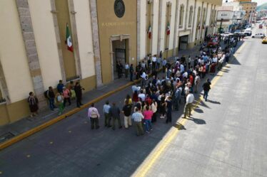 Nuestras emociones se entrelazan con el recuerdo de ese día que cambió para siempre a nuestro país y para cientos de familias; con respeto y tristeza recordamos a quienes lamentablemente perdieron la vida en los sismos de 1985 y 2017. Hoy recordamos como héroes y con gratitud a quienes ayudaron en ese momento de necesidad. Nuestro pueblo y país es más grande que cualquier adversidad, siempre lo hemos demostrado. En la Casa del Pueblo llevamos a cabo el simulacro, acción de prevención esencial para garantizar la seguridad y preparación ante un eventual sismo en nuestra ciudad.